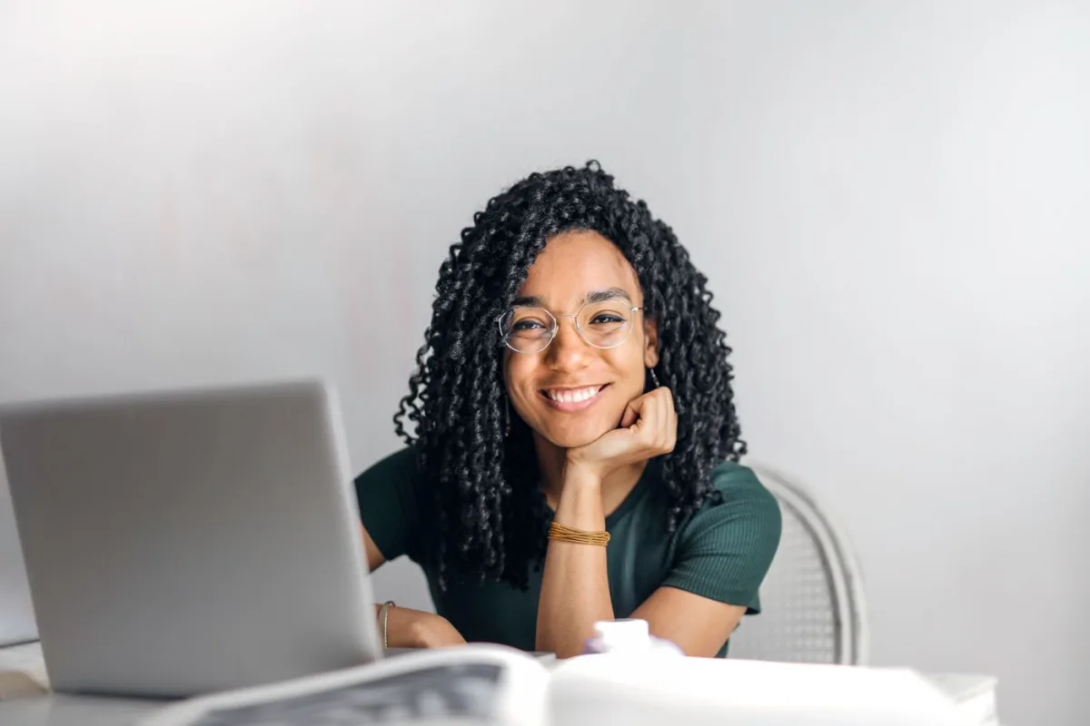 Helpdeskmedewerker achter een laptop, foto via Pexels
