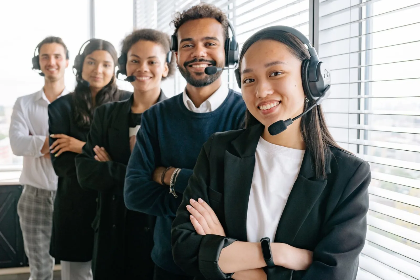 Professioneel helpdeskteam met headsets, foto via Pexels